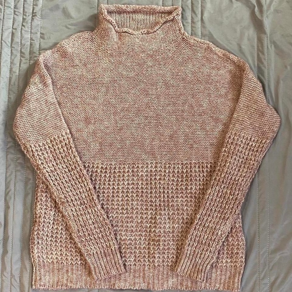 American Eagle Pink and white variegated knit waffle print‎ sweater Size Medium